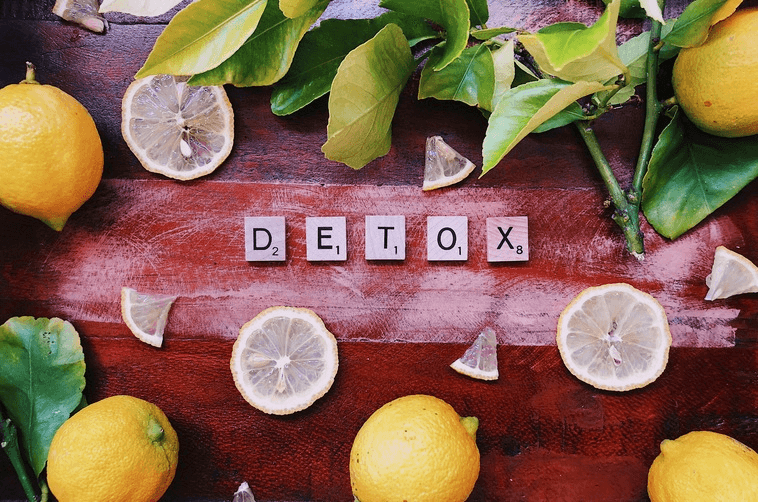 Detox, Körperreinigung/Entgiftung, steht in der Mitte zwischen gesunden Obst und Zitronen